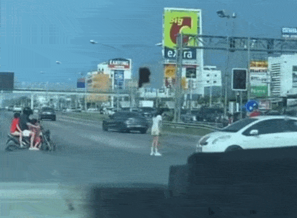 woman tantrum road boyfriend shoes