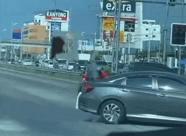 woman tantrum road boyfriend hitting