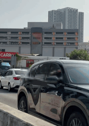 Car drives against traffic KL (1)