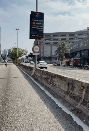 Car drives against traffic KL (3)