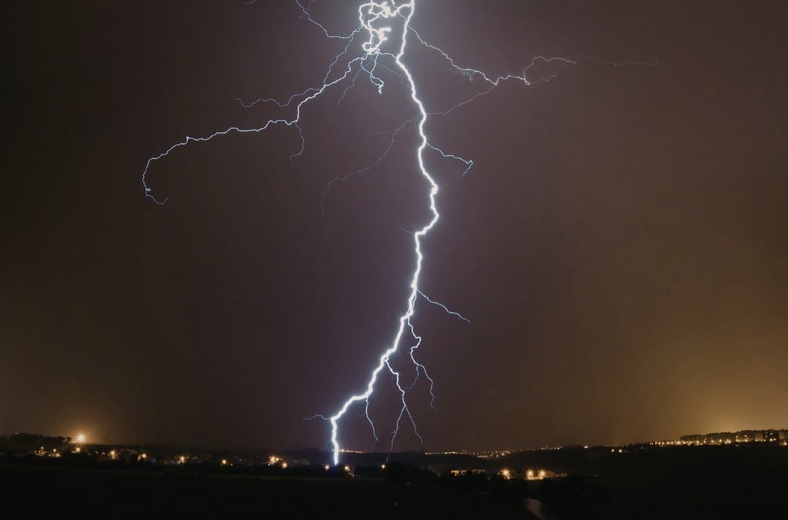 new zealand plane lightning