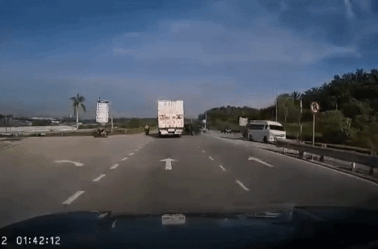 car rear-ended van hit lorry (1)