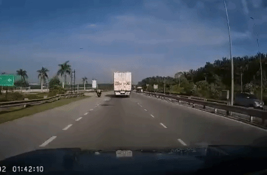 car rear-ended van hit lorry (2)