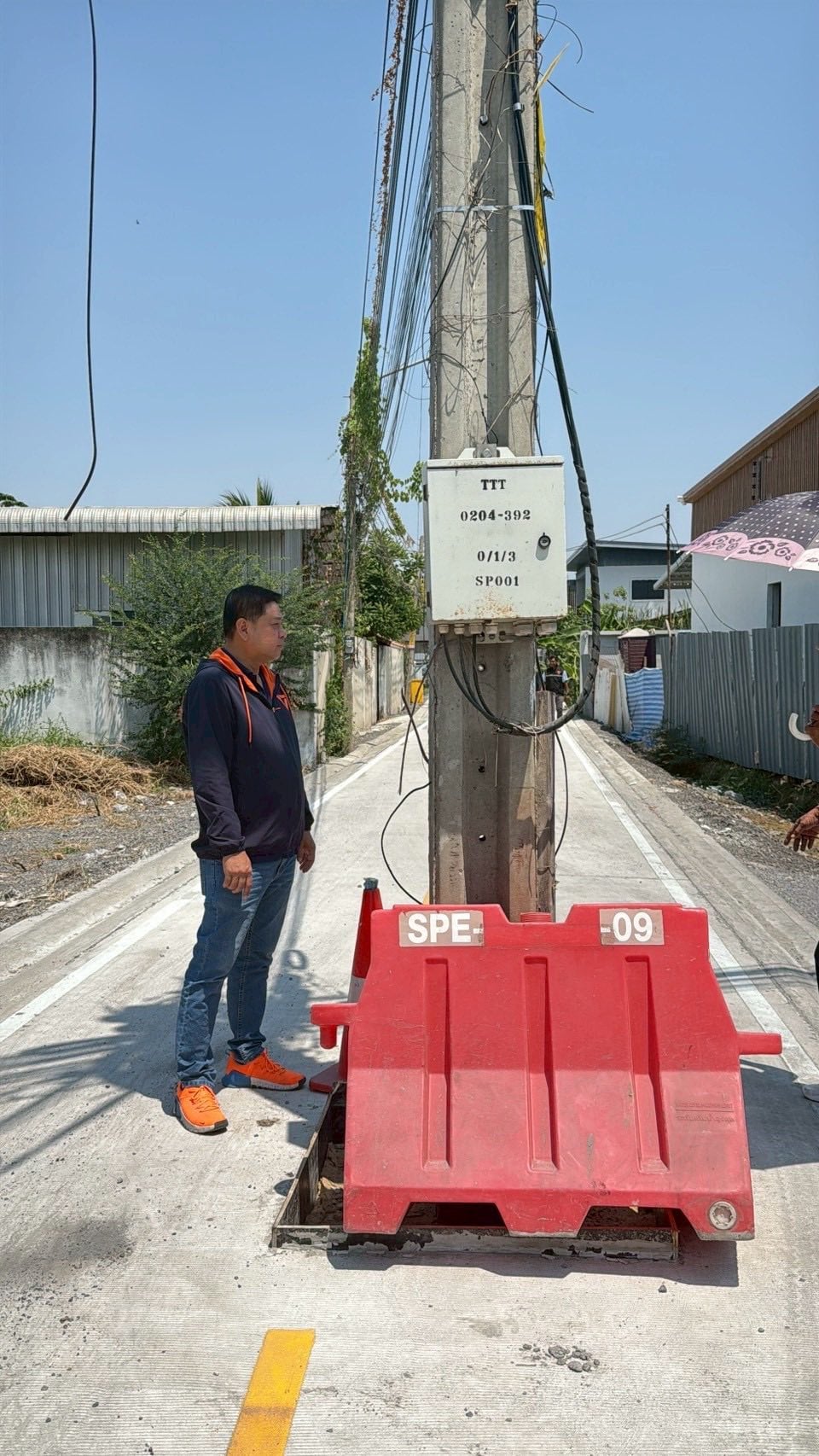 electric pole middle road traffic