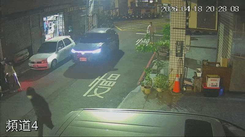 Chasing after suspect - knife man taiwan arrested