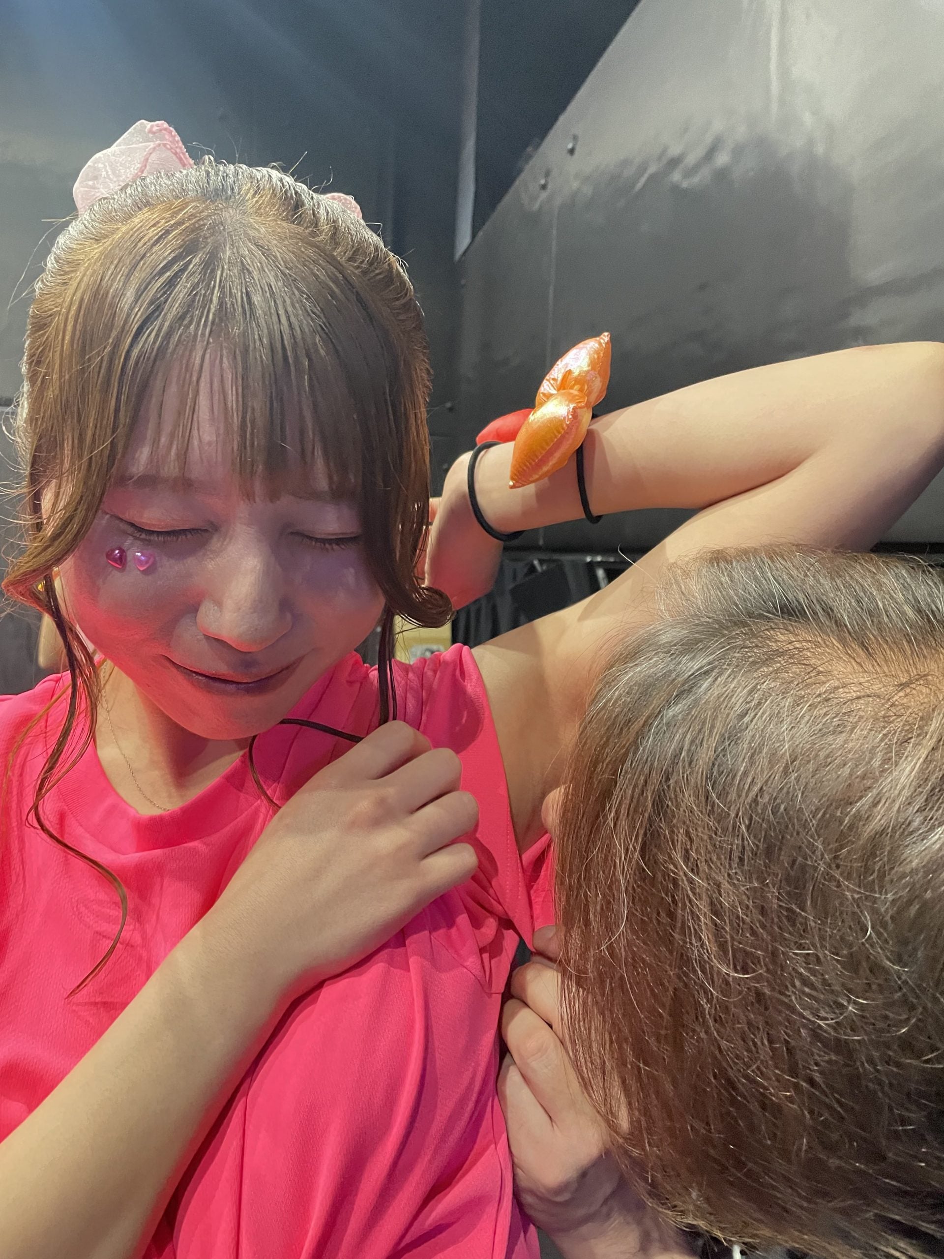 idol fan sniff armpits