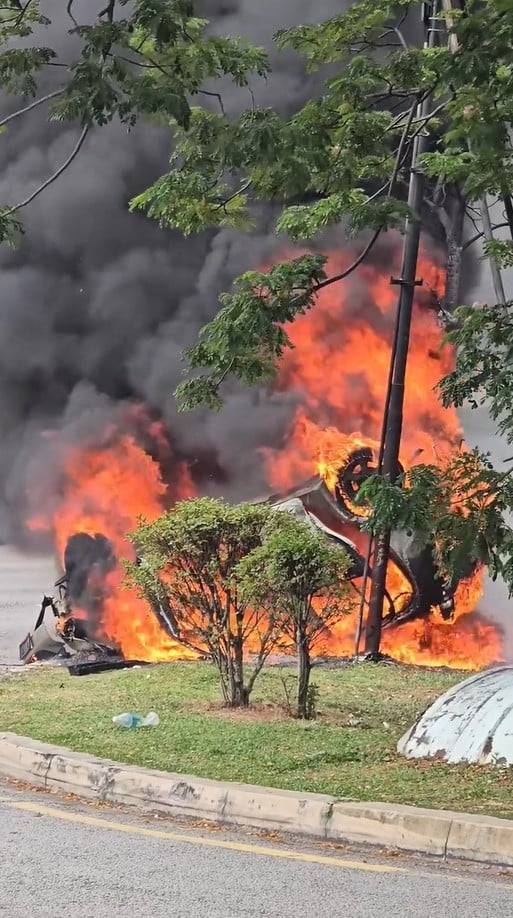 men elderly car fire