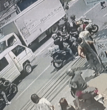 man snatches money hit motorcycle (2)