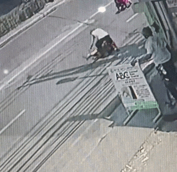 man snatches money hit motorcycle (3)