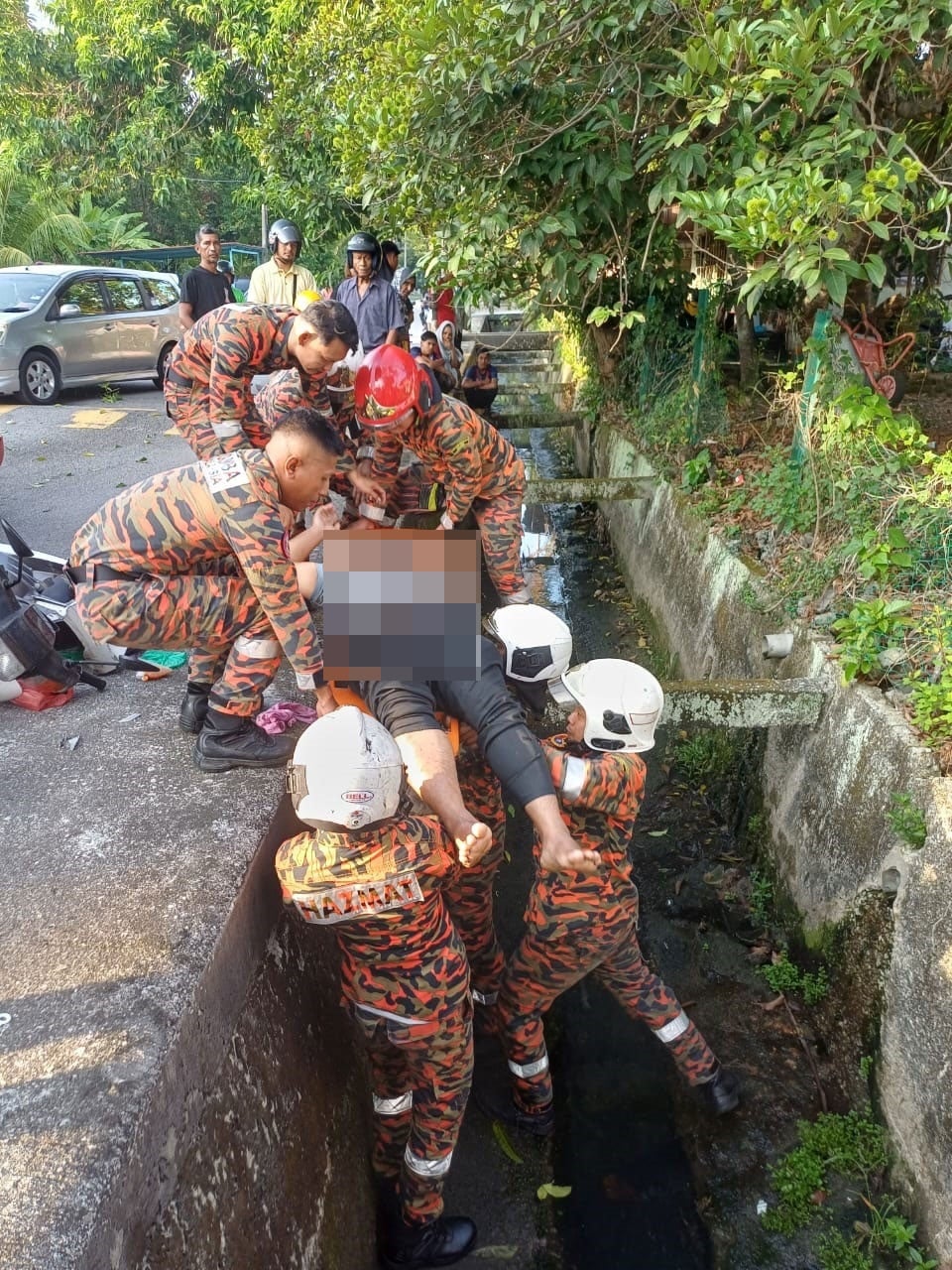 motorcycle ditch car overturns (2)