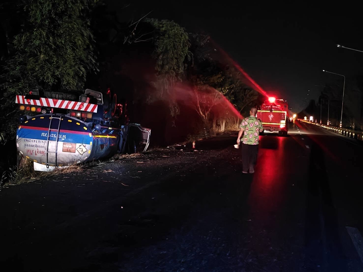 oil tanker overturns thailand (1)