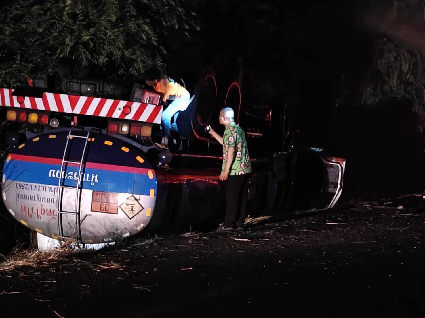 oil tanker overturns thailand (2)