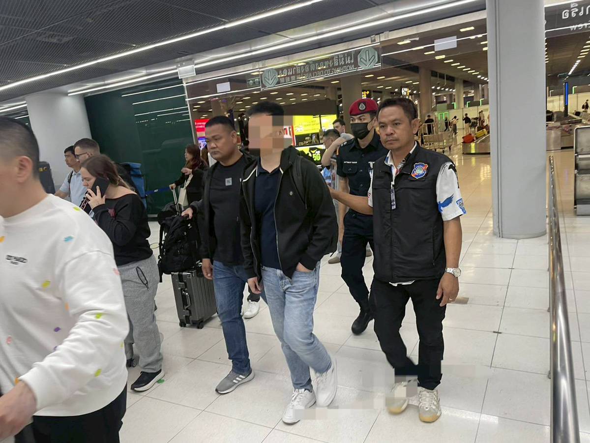 passenger stealing cash flight (2)