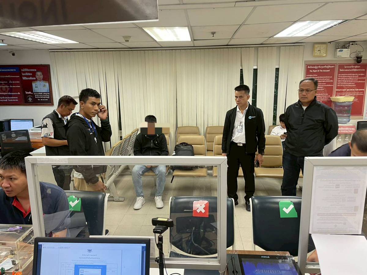 passenger stealing cash flight (2)