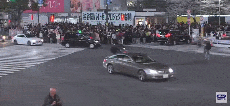 shibuya crossing fire flee