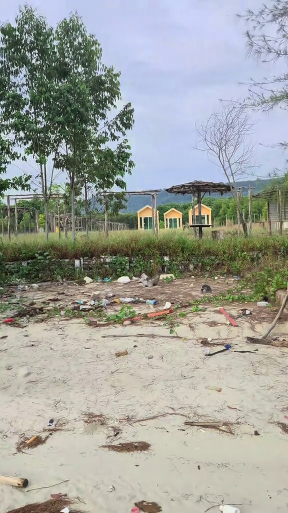 booked resort online abandoned trash
