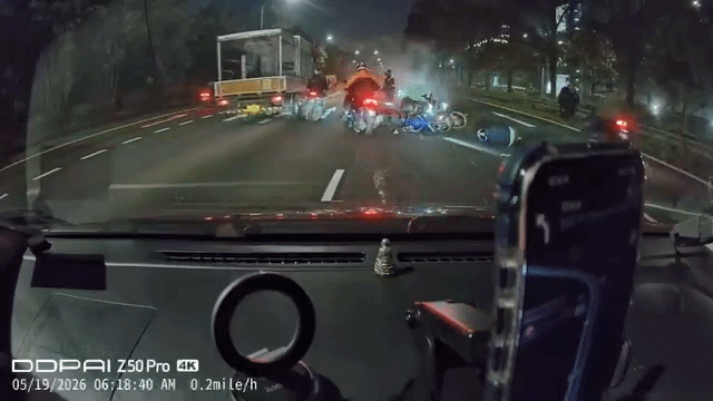 motorcyclists crash into each other