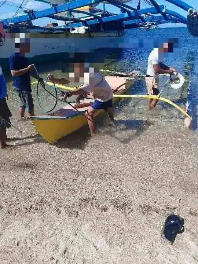 girl seeks help capsised boat (3)