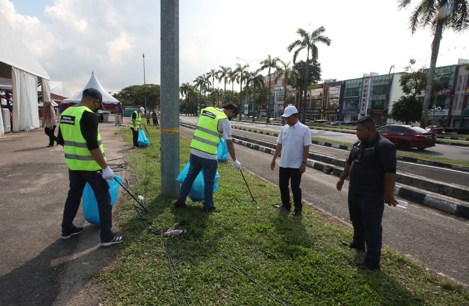 singaporeans johor littering