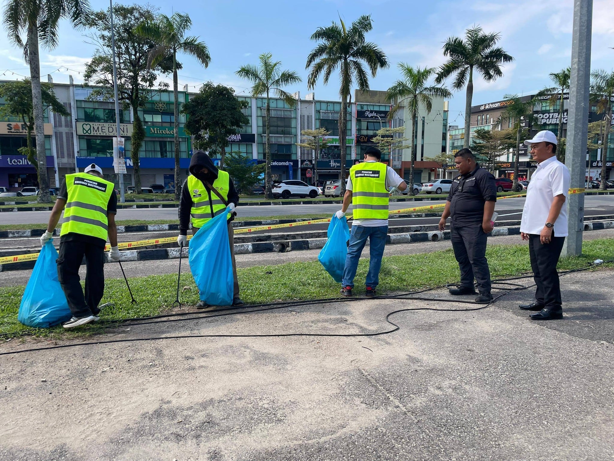 singaporeans johor littering