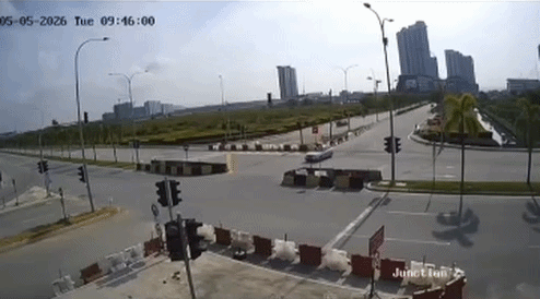 lorry t-bones proton saga car