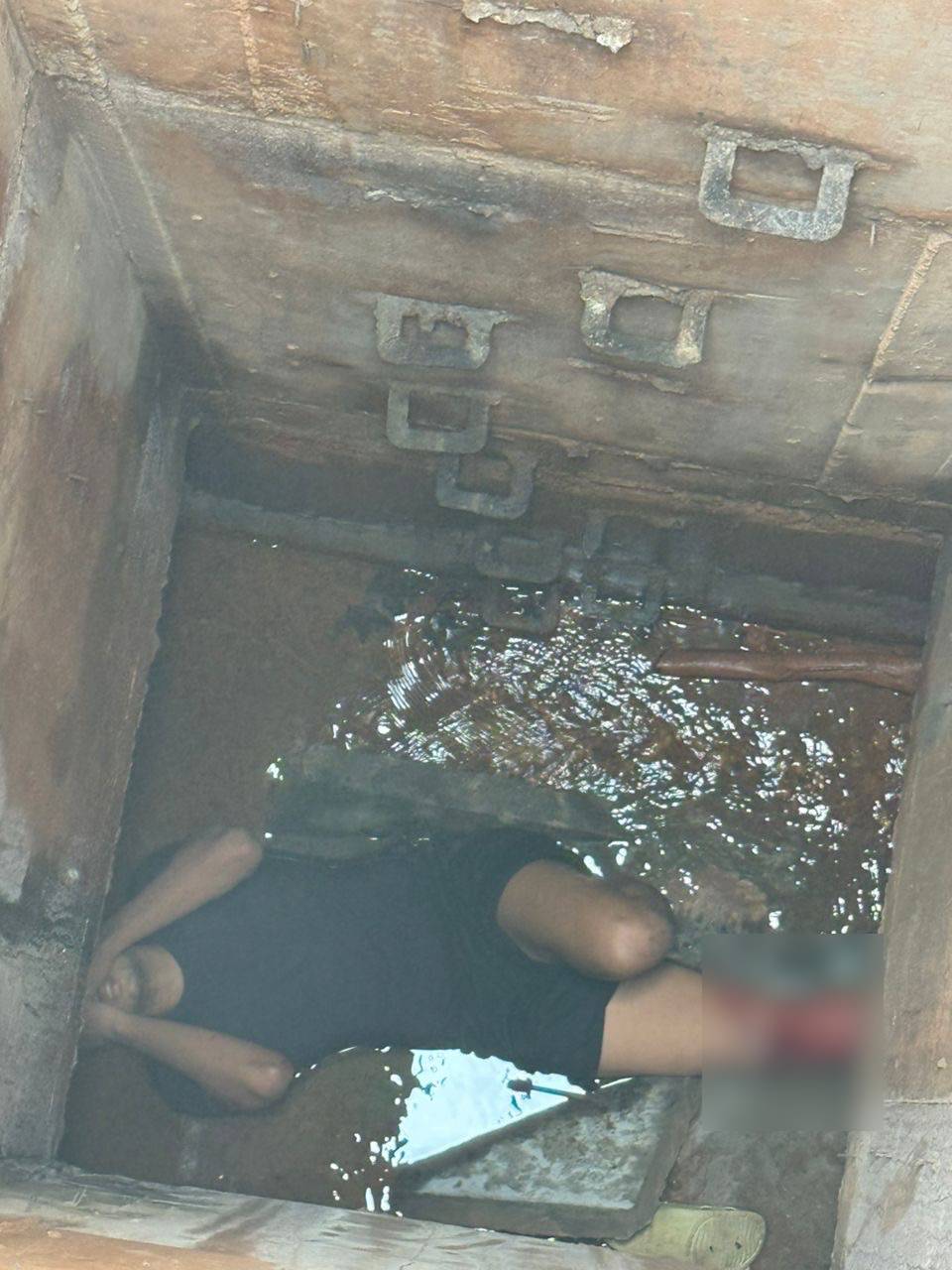 man trapped ditch malaysia (3)