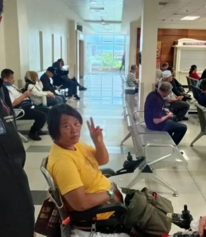 para swimmer crying public clinic