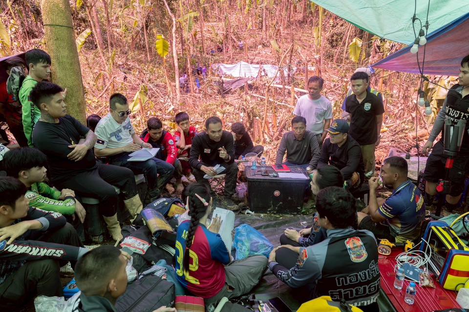 rescuers laos cave support