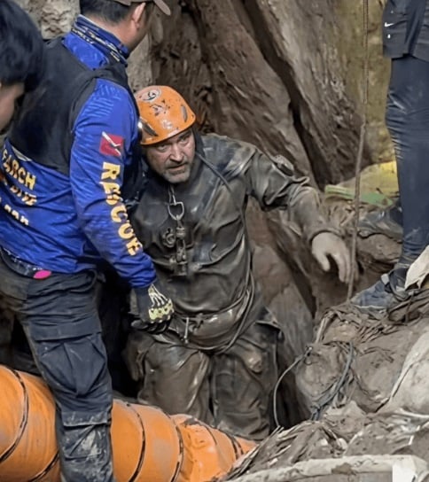 rescuers laos cave divers