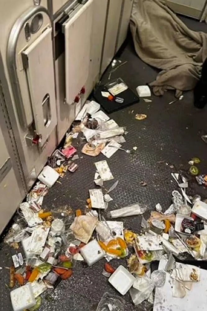 SQ321 severe turbulence trashed