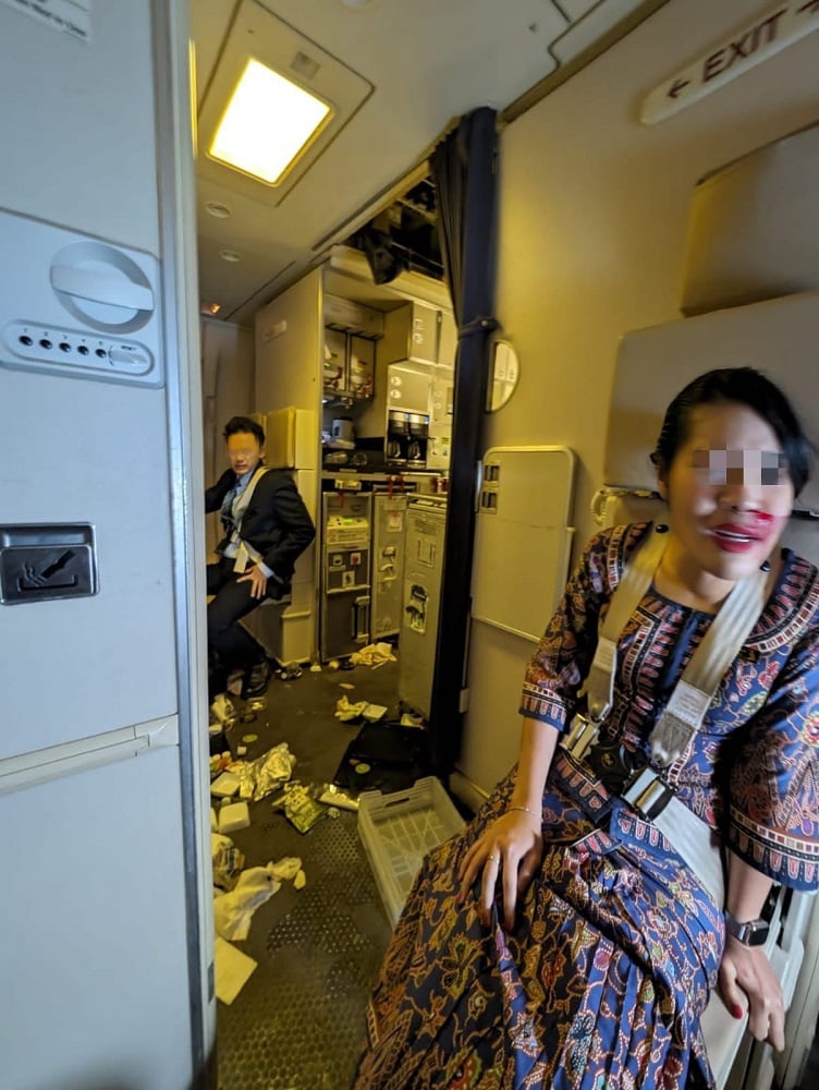 SQ321 severe turbulence bleeding
