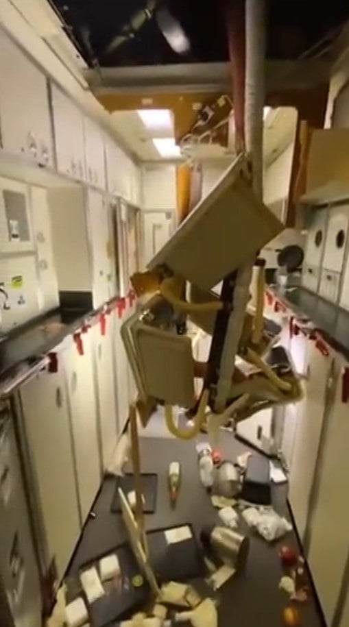 SQ321 severe turbulence damage