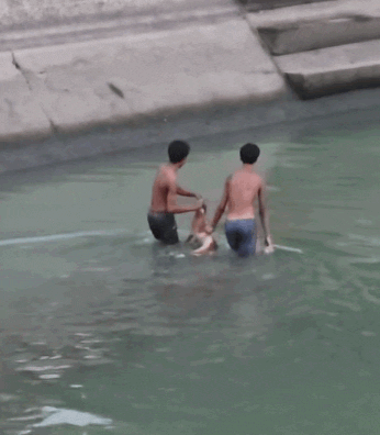 teens rescuing dog canal (3)