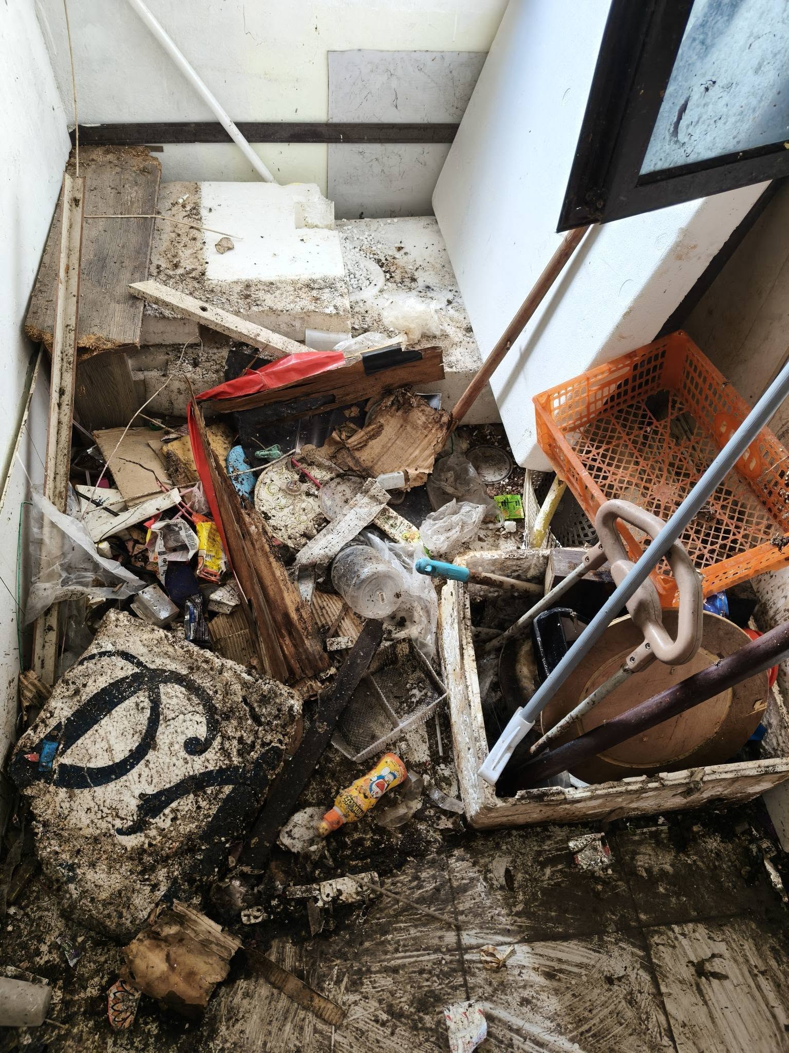 tenant left apartment disarray (1)