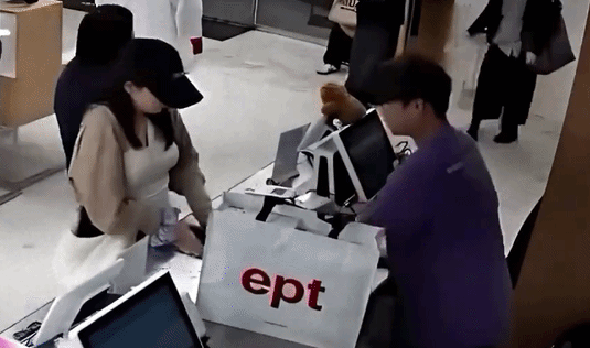 used tourist lost credit card (1)
