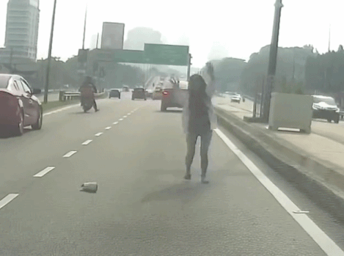 woman jumps moving phv malaysia (2)
