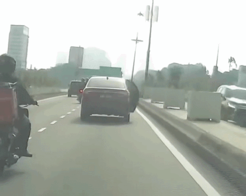 woman jumps moving phv malaysia (4)