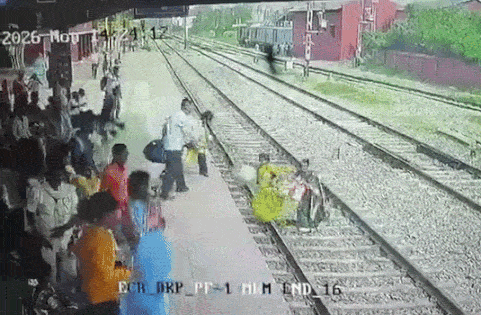 women crushed train india (1)