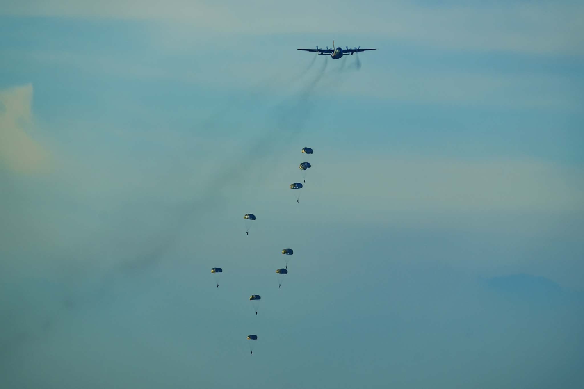 commandos parachute plane