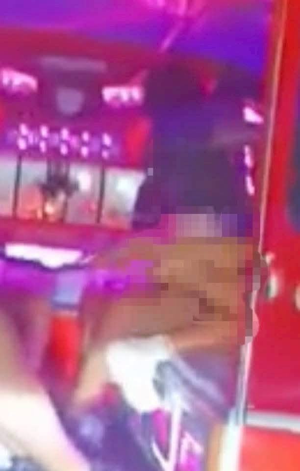 couple intimate tuk tuk straddling