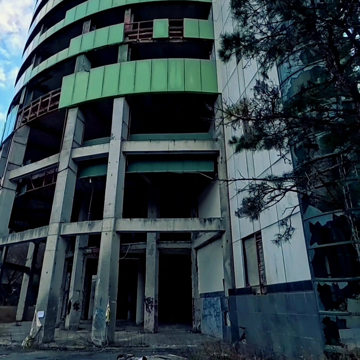 dead body abandoned resort (3)