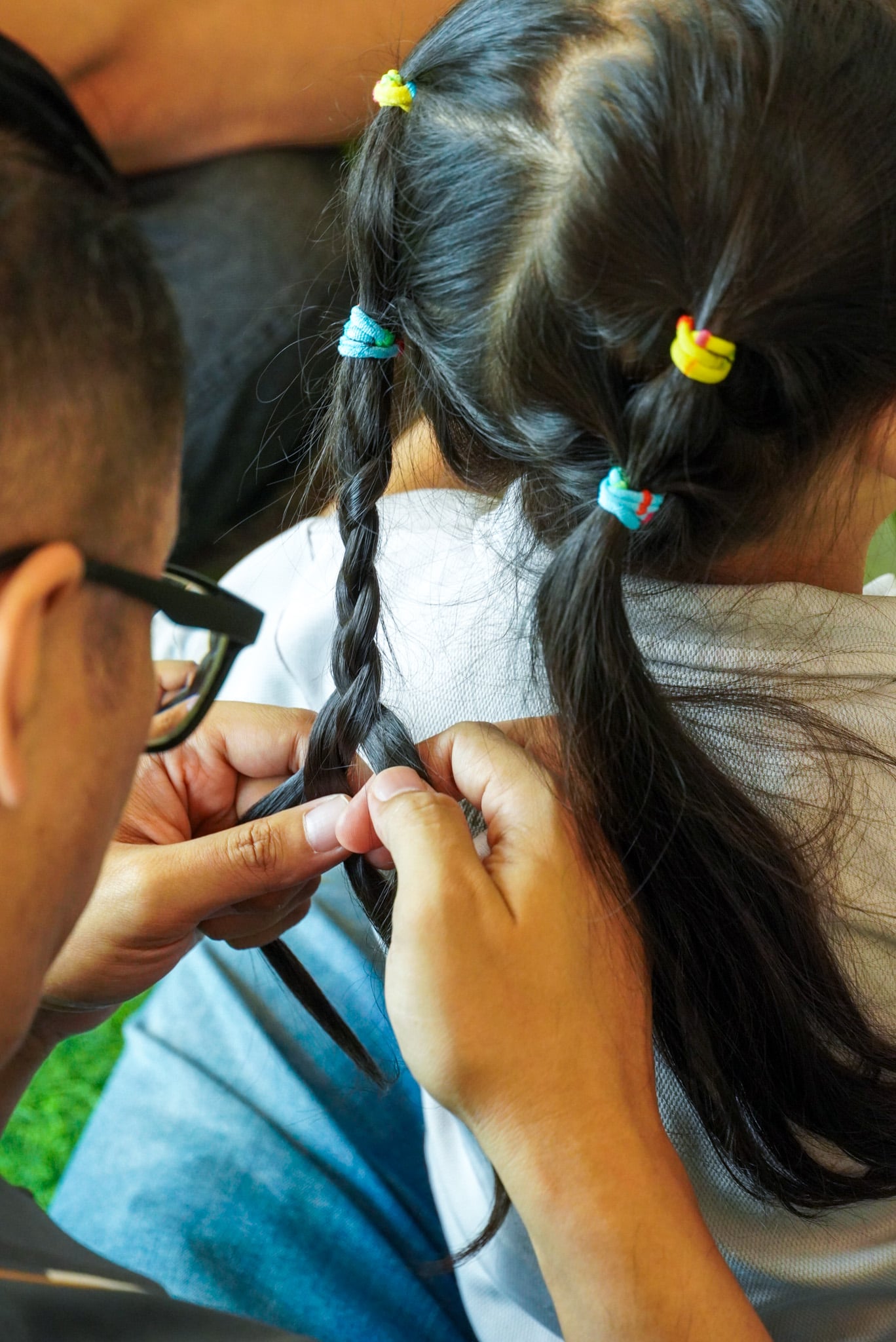 dads hair-tying children