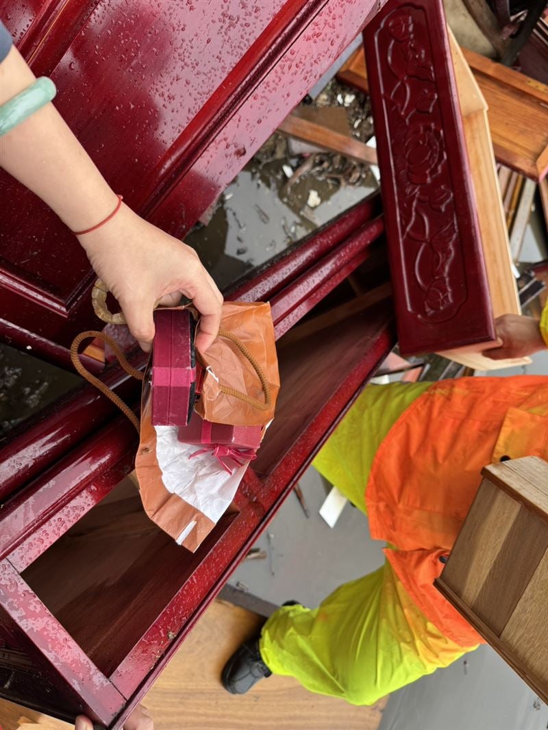 family discards jewellery