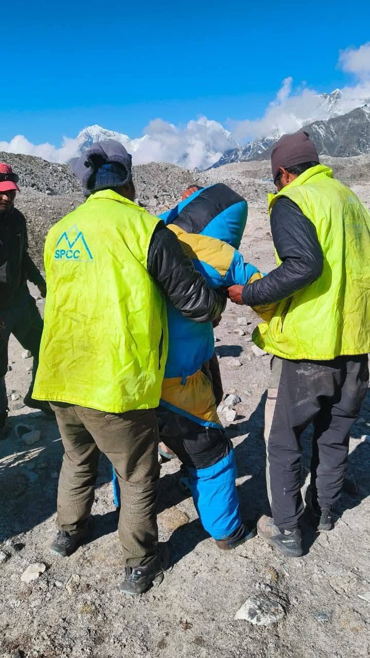 sherpa crawls everest base camp (1)