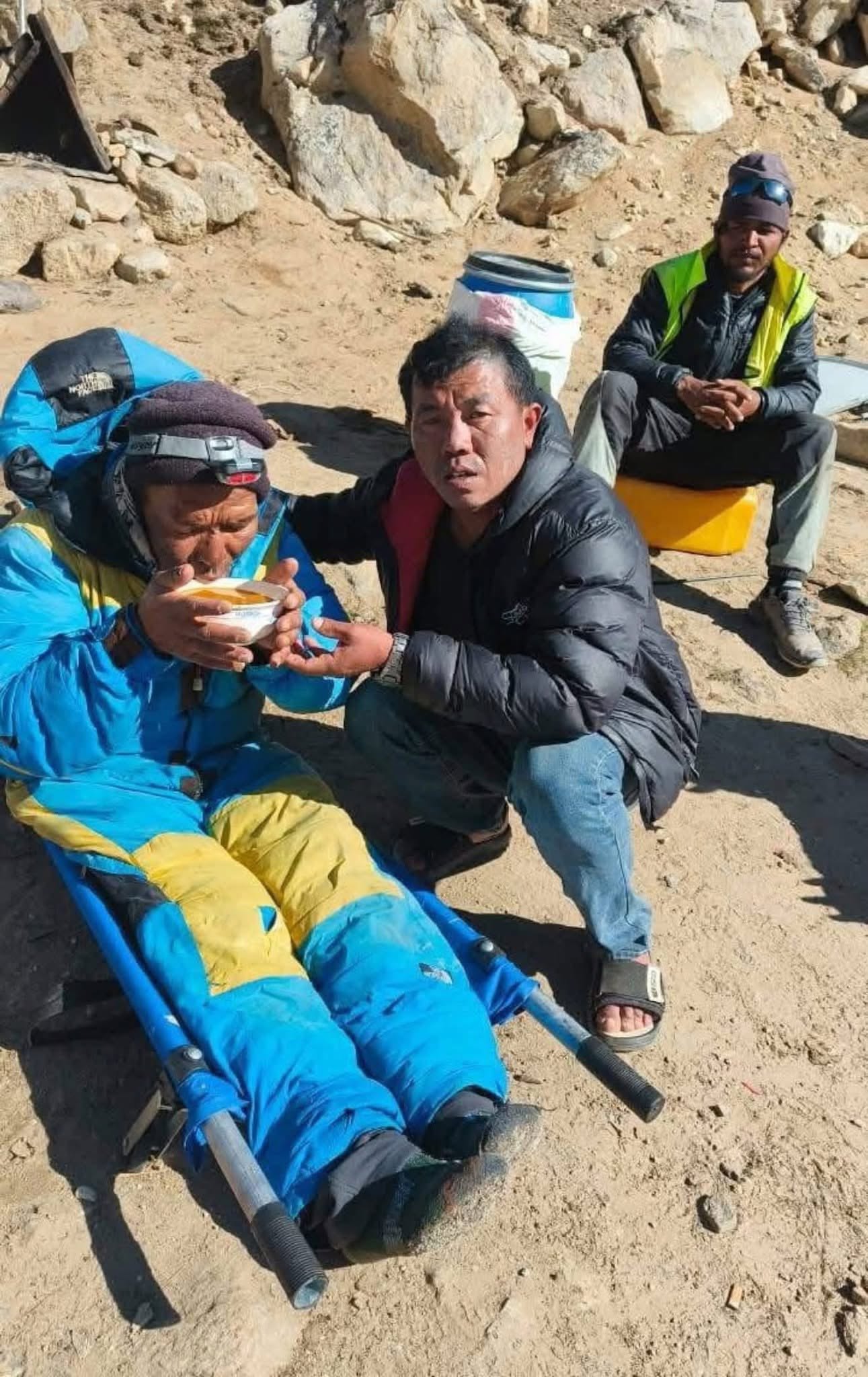 sherpa crawls everest base camp (2)