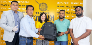 taxi driver returns cash tourist