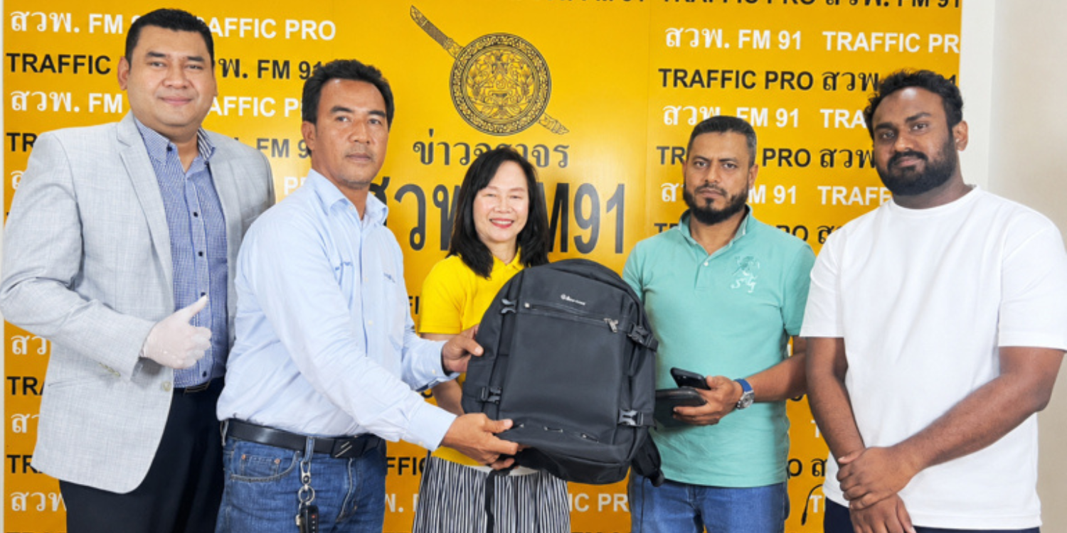 taxi driver returns cash tourist