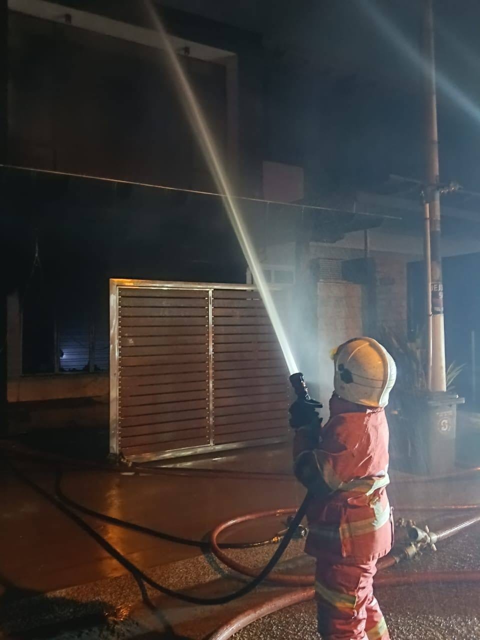 teen sisters trapped house fire (1)