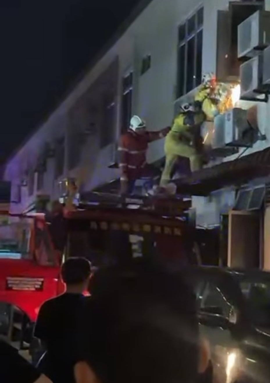 teen sisters trapped house fire (1)