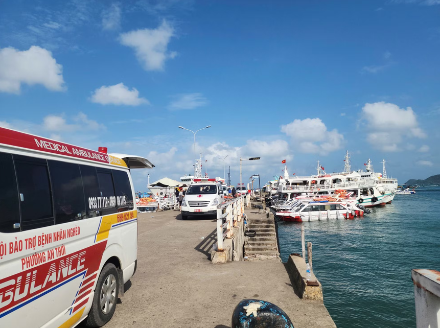 speedboat capsizes vietnam